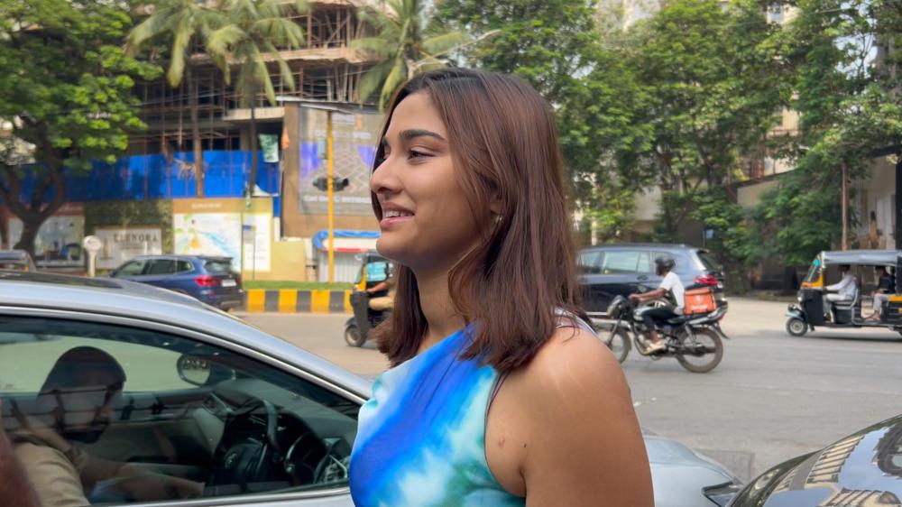 saiee-m-manjrekar-was-spotted-in-juhu-looking-stunning-as-she-stepped-out-in-style